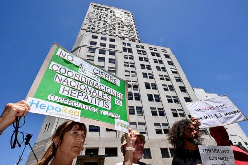 Abrazo contra los recortes en el Ministerio de Salud: “La motosierra corta vidas”