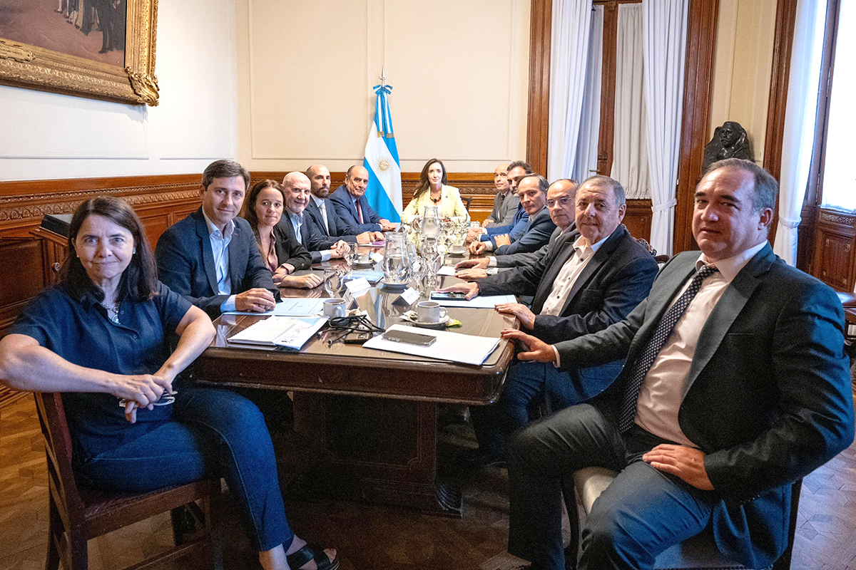 Francos se reunió con senadores «amigables»: enigma sobre las PASO y reclamo por el Presupuesto