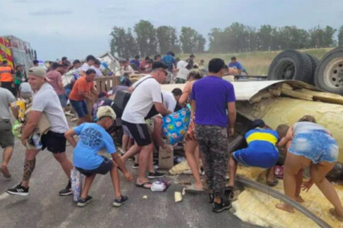 Volcó un camión, murió el chofer y los vecinos saquearon el cargamento mientras trasladaban a la víctima