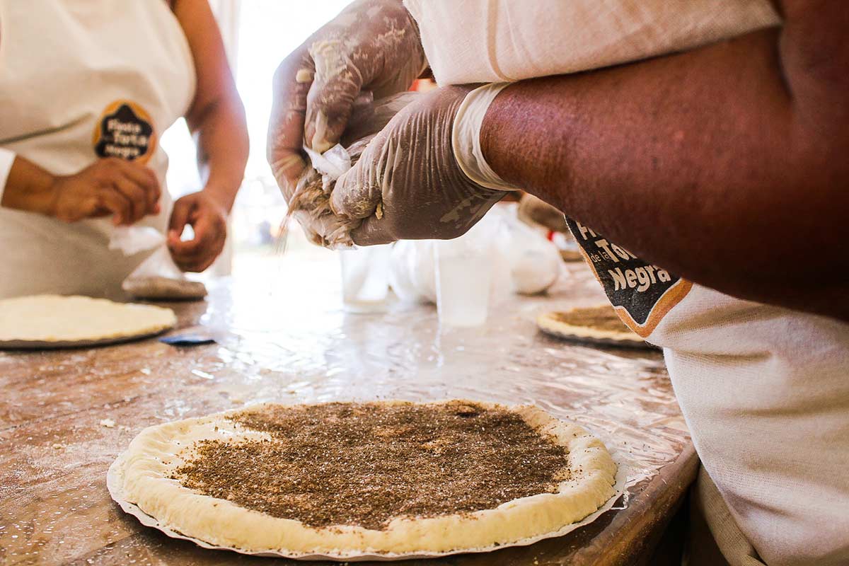 La Torta Negra tamaño pizza: historia del emblema de un pueblo del centro bonaerense