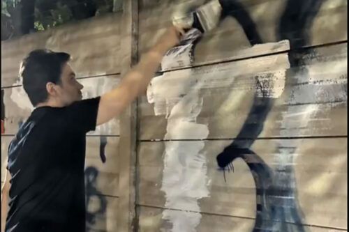 Marra publicó un video en el que cubre un graffiti hecho por Grabois en homenaje a la restitución del nieto 138