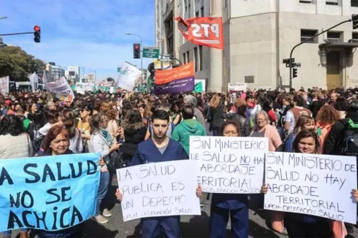 Realizan un abrazo al Ministerio de Salud ante la ola de despidos