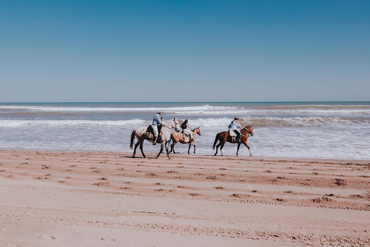 Se va febrero, pero siguen las opciones para disfrutar de las playas en la Costa