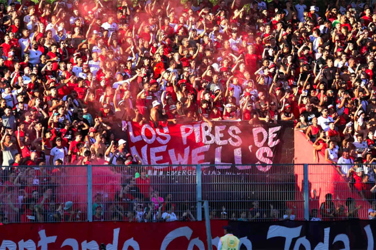 Violenta represión policial tras la protesta de hinchas de Newell’s