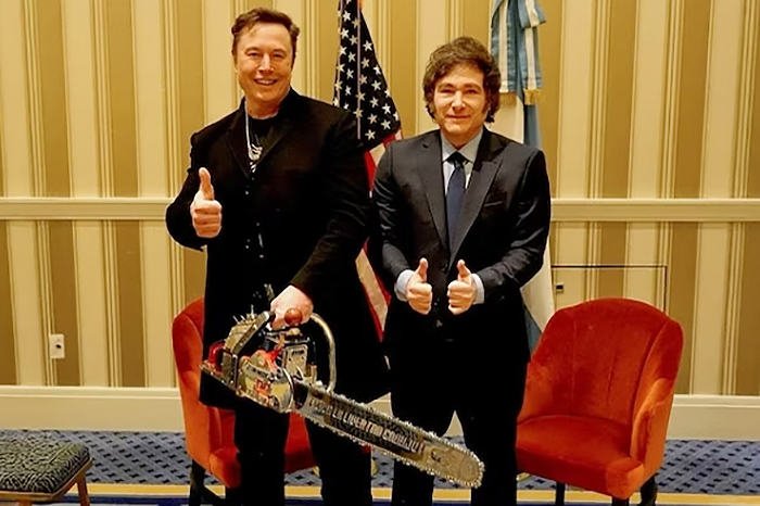 Milei se encontró con Elon Musk en Washington y le regaló una motosierra de utilería