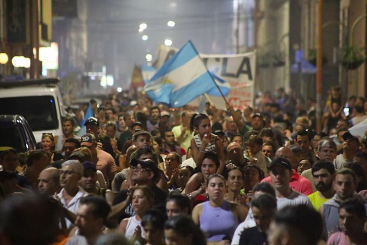 Tras la masiva marcha, los trabajadores de Granja Tres Arroyos evaluarán una nueva propuesta patronal