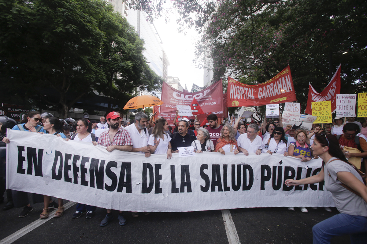 Marcha en defensa de la Salud Pública desde el Ministerio de Salud hacia Plaza de Mayo