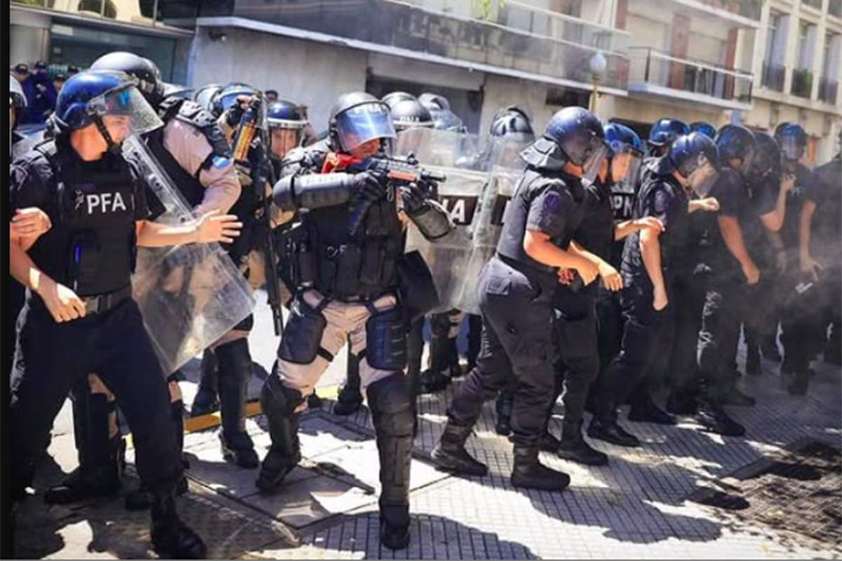 Palos y gases para todos: reprimieron a trabajadores estatales frente a Capital Humano