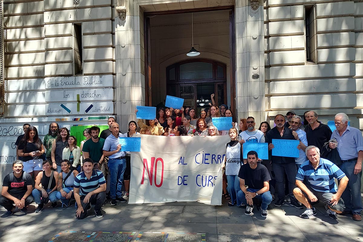 La comunidad educativa porteña se movilizó en rechazo al cierre de secundarios nocturnos