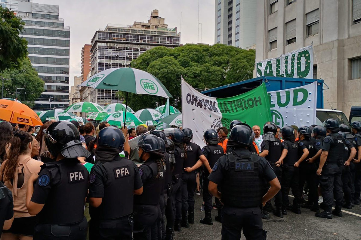 Reprimen a trabajadores despedidos durante el abrazo al Ministerio de Salud