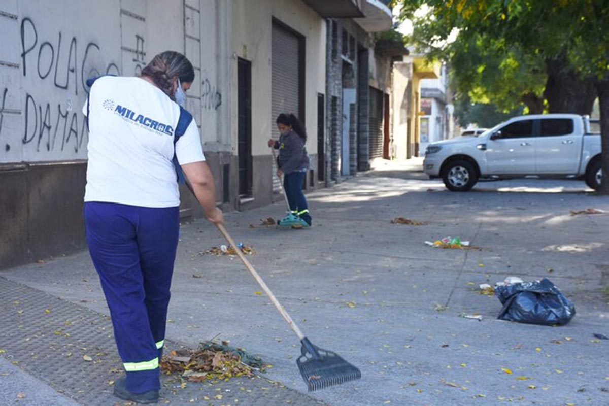 El gobierno porteño despidió a casi 400 trabajadoras del programa Veredas Limpias