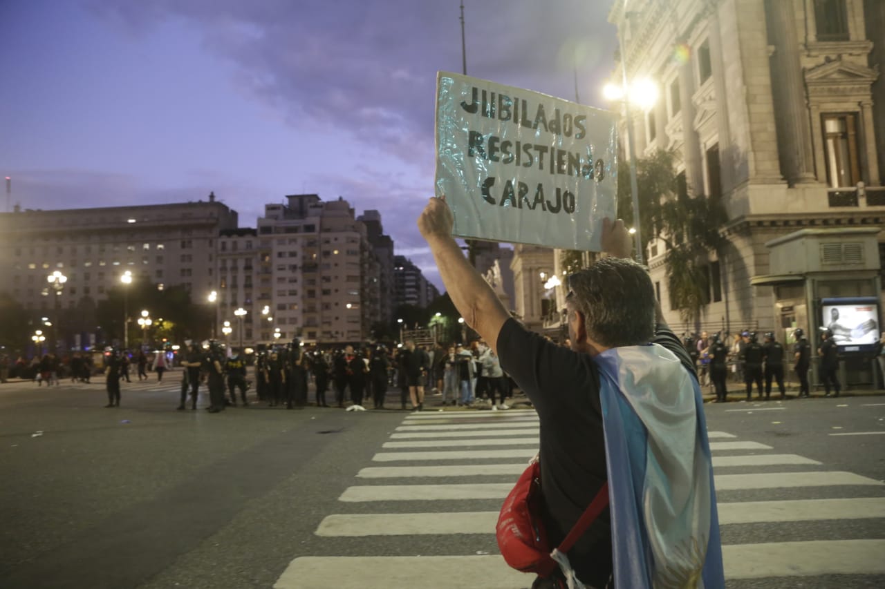 Calles militarizadas, consignas contra el FMI y medidas judiciales: nueva marcha en apoyo a los jubilados en un clima hostil