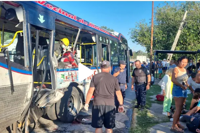 Dos mujeres murieron en un trágico choque entre un colectivo y un camión en Laferrere