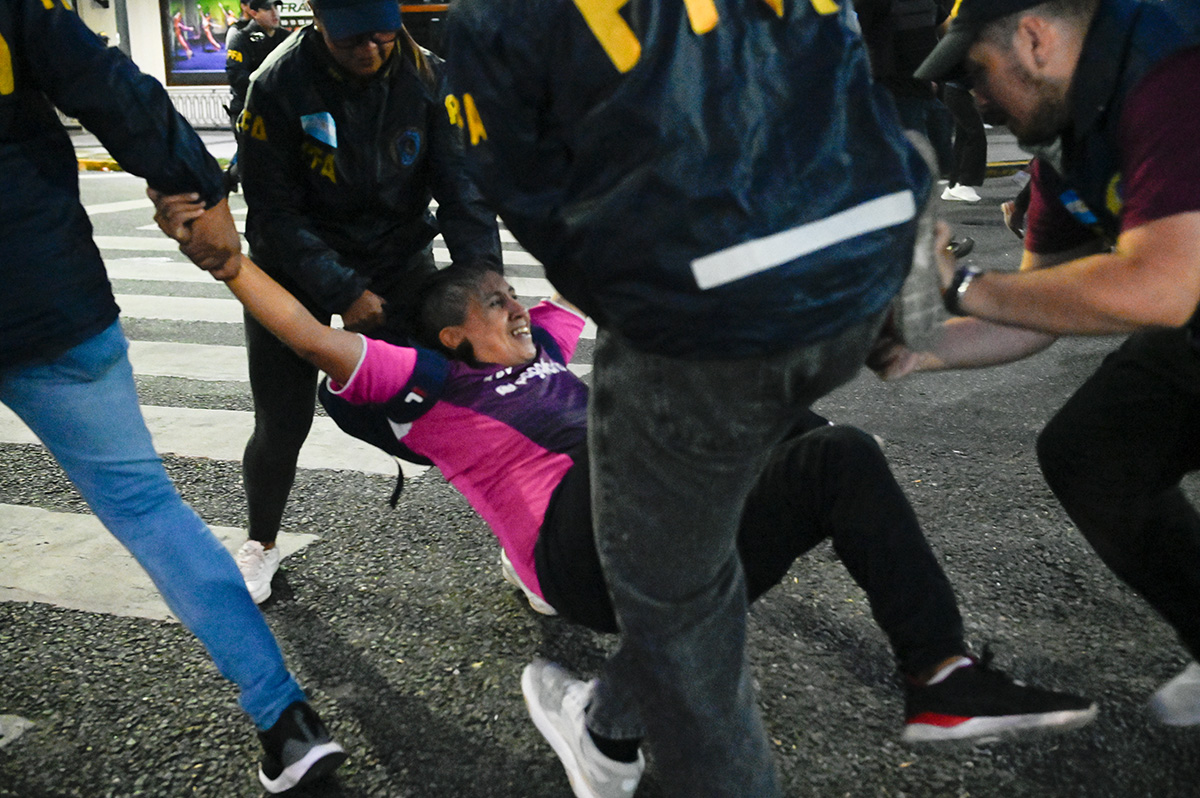 Liberan un centenar de detenidos durante la represión en el Congreso