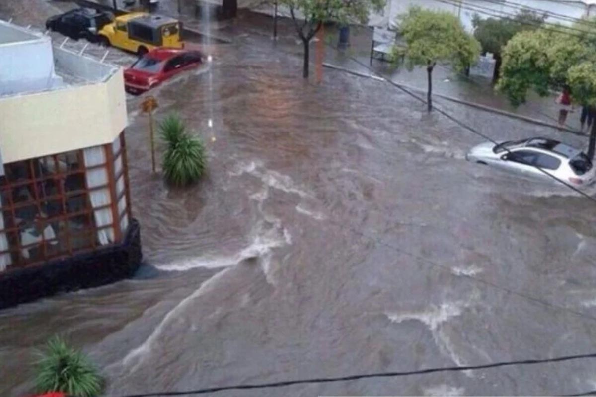 Temporal en el centro del país: destrozos en Calamuchita y anegamientos en el AMBA