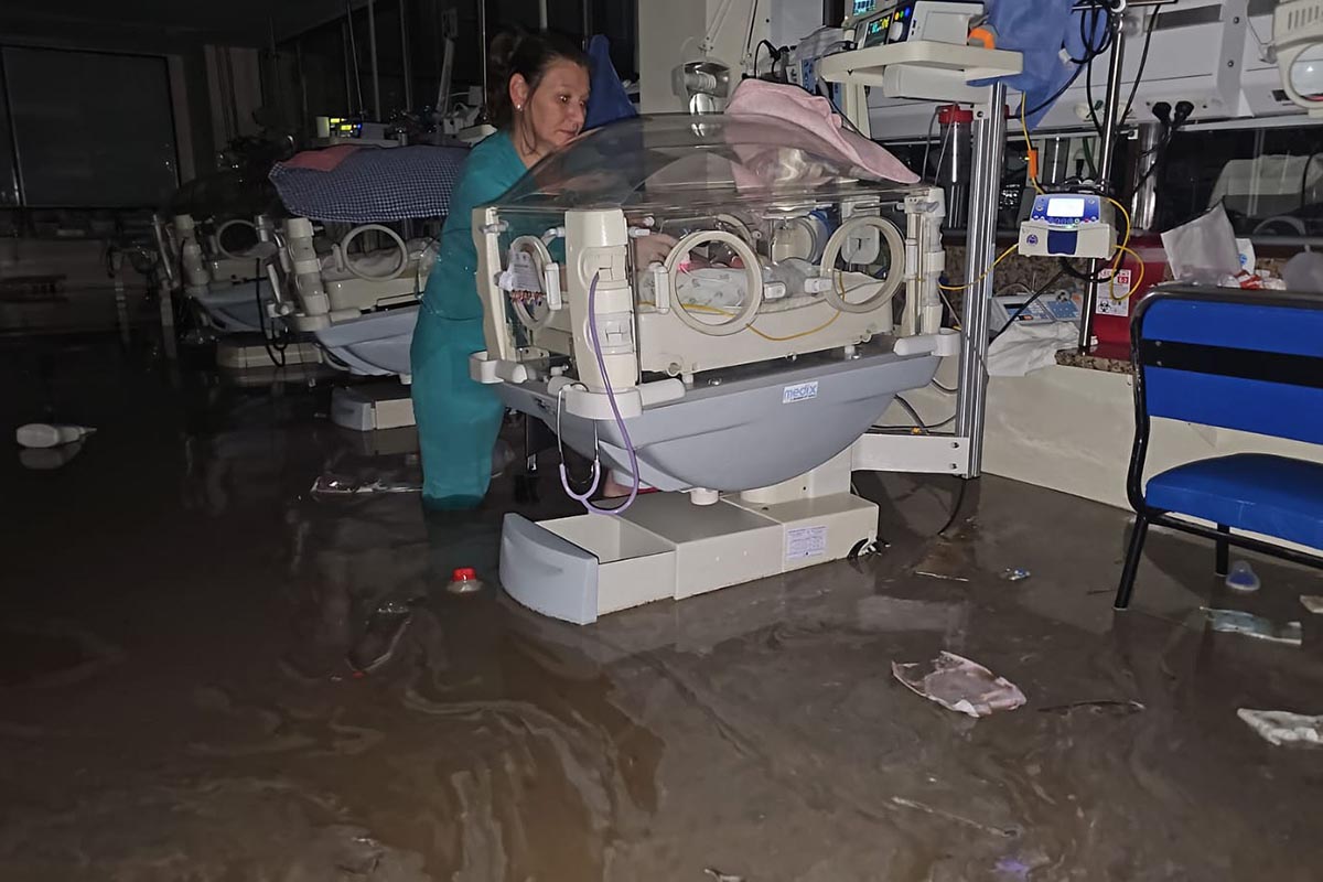 El drama en el Hospital Penna de Bahía Blanca: por la inundación, debieron trasladar bebés de Neo y pacientes de terapia