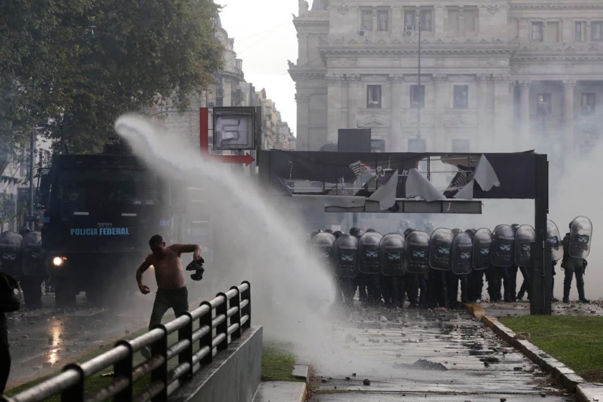 Mientras desataba la cacería policial, el gobierno sumó gastos reservados para la SIDE y Seguridad por decreto