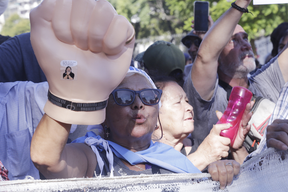 Más pueblo que milicos: masiva movilización frente al Congreso enjaulado