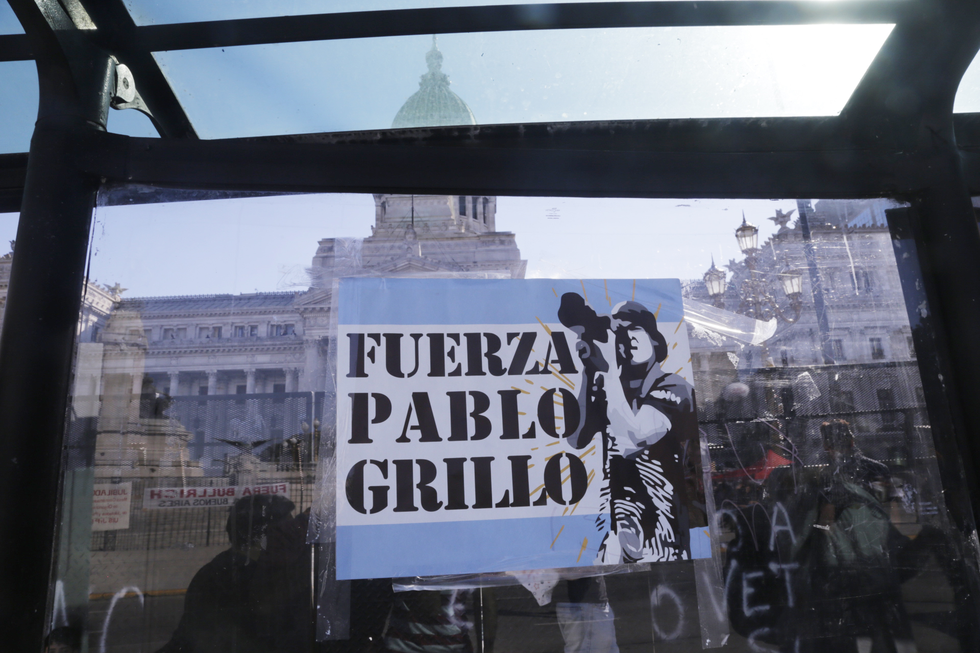 En medio de calles militarizadas, decenas de miles de personas se manifiestan a favor de los jubilados