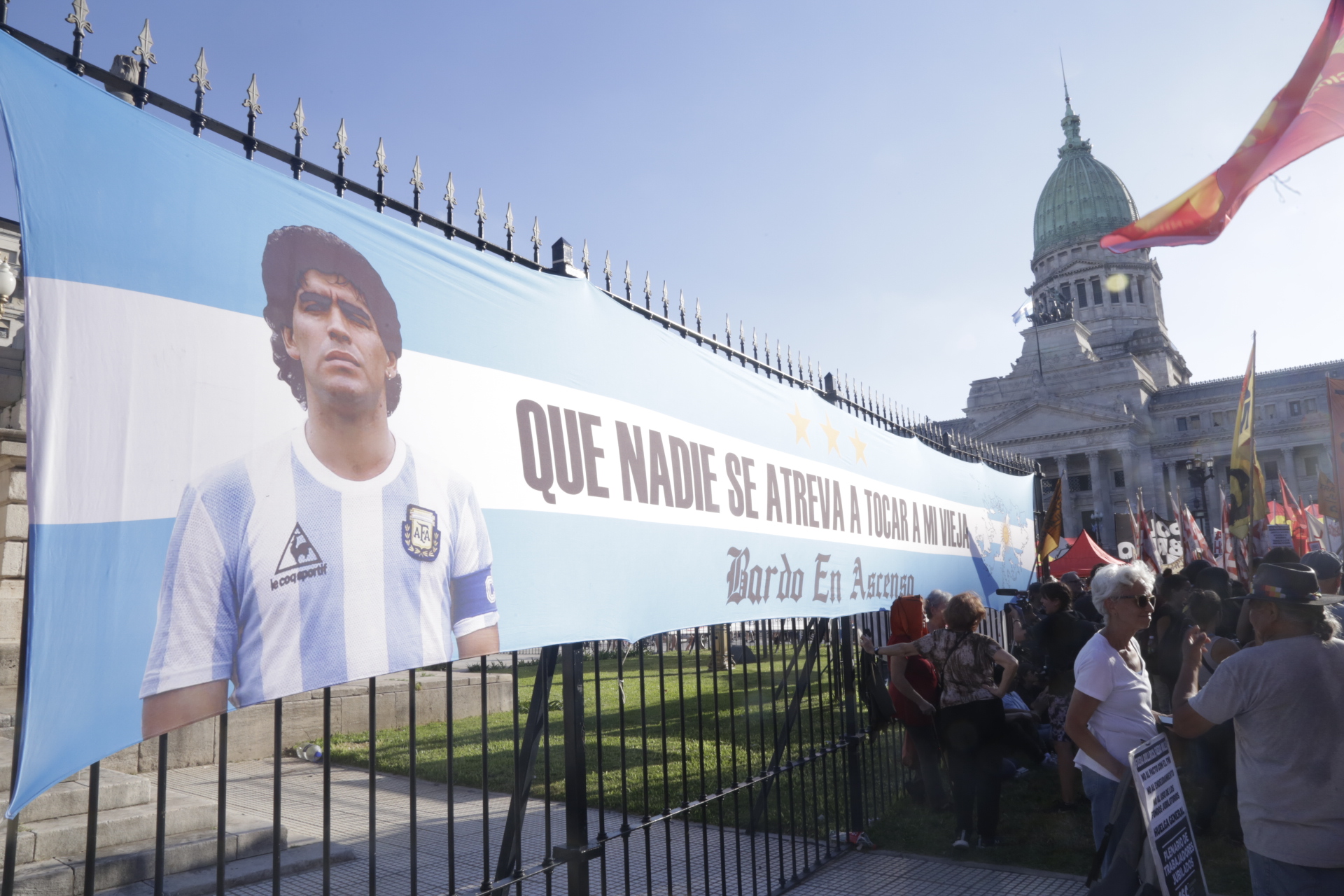 Más pueblo que milicos: masiva movilización frente al Congreso enjaulado