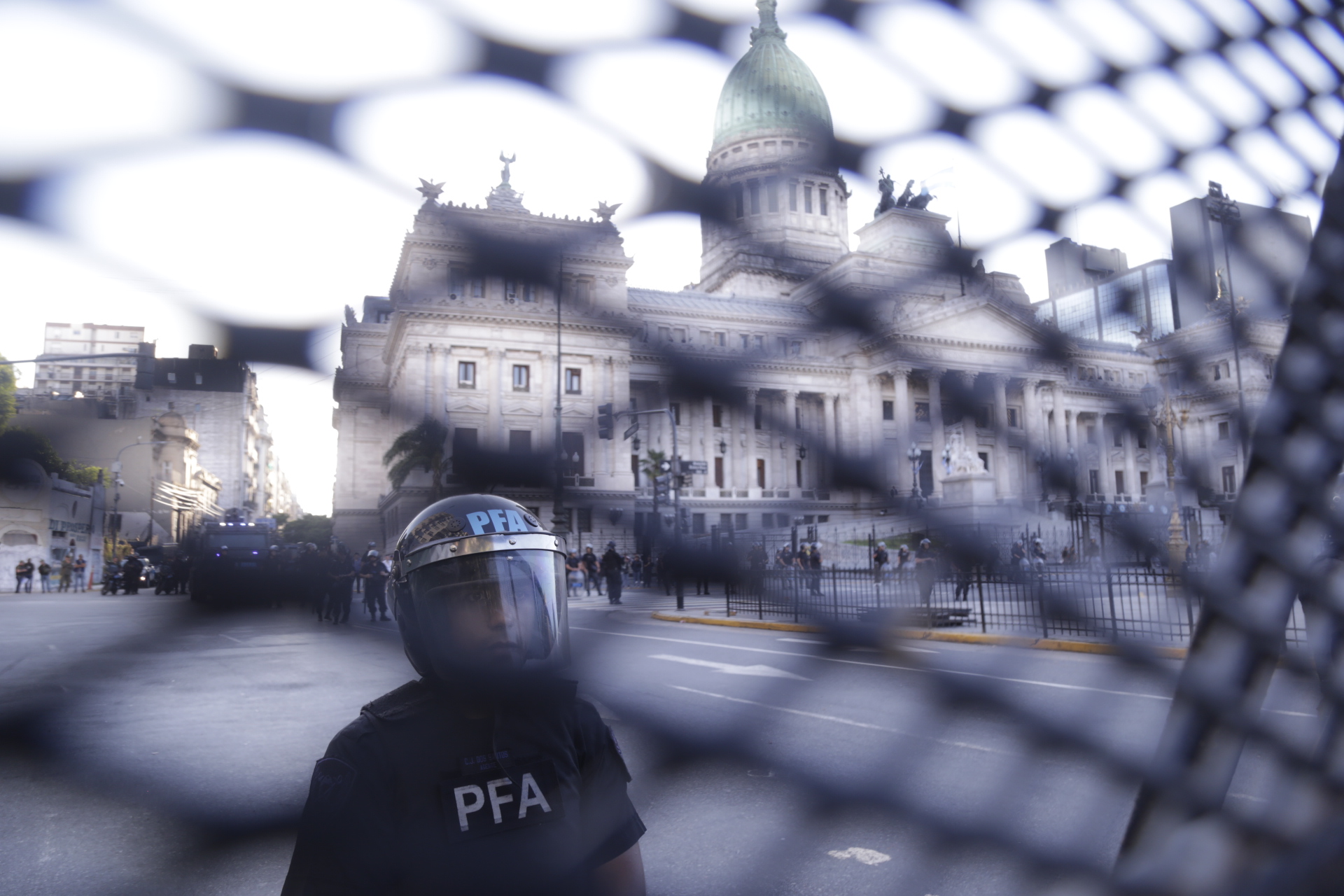 Más pueblo que milicos: masiva movilización frente al Congreso enjaulado