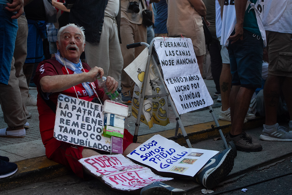 Más pueblo que milicos: masiva movilización frente al Congreso enjaulado