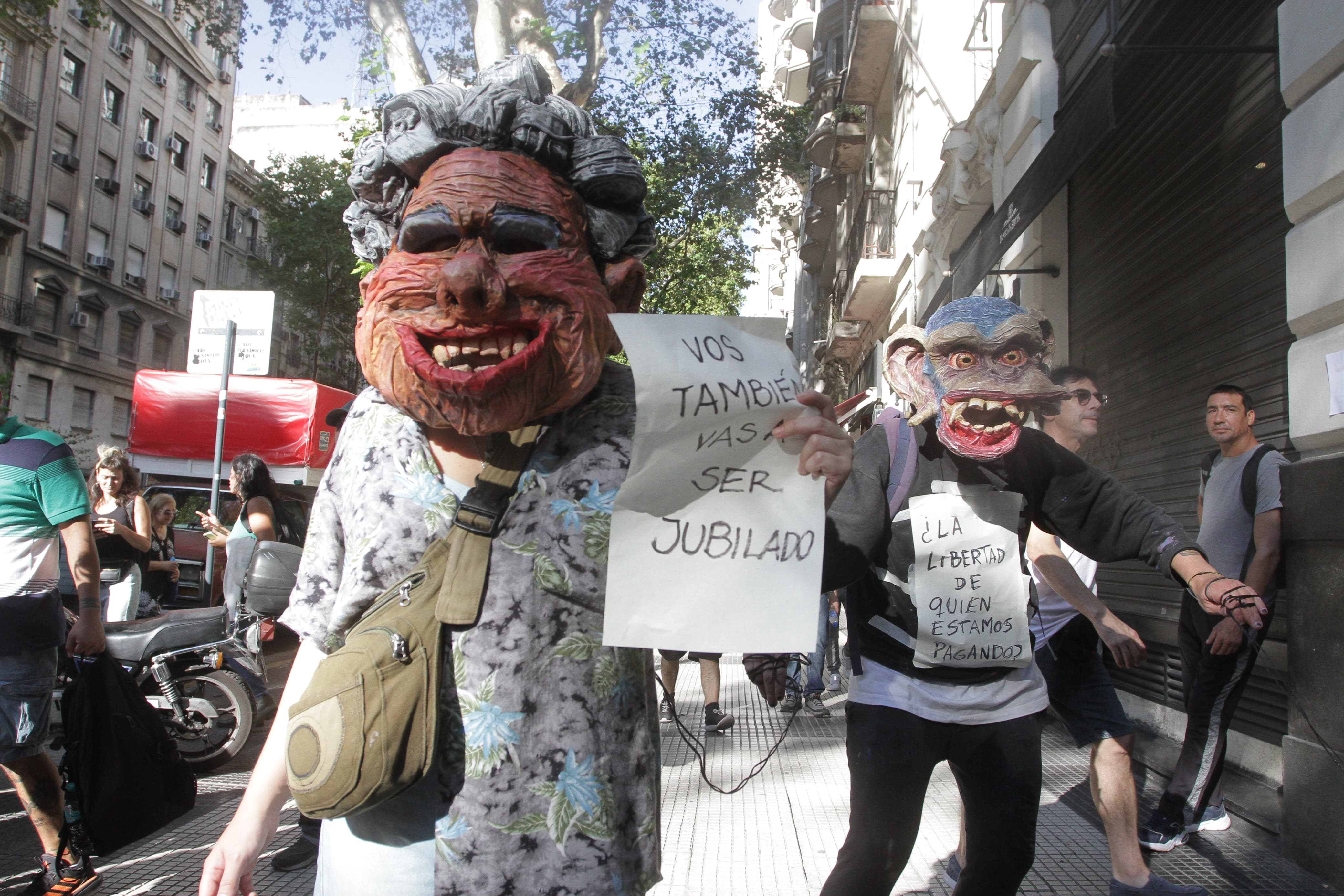 Más pueblo que milicos: masiva movilización frente al Congreso enjaulado