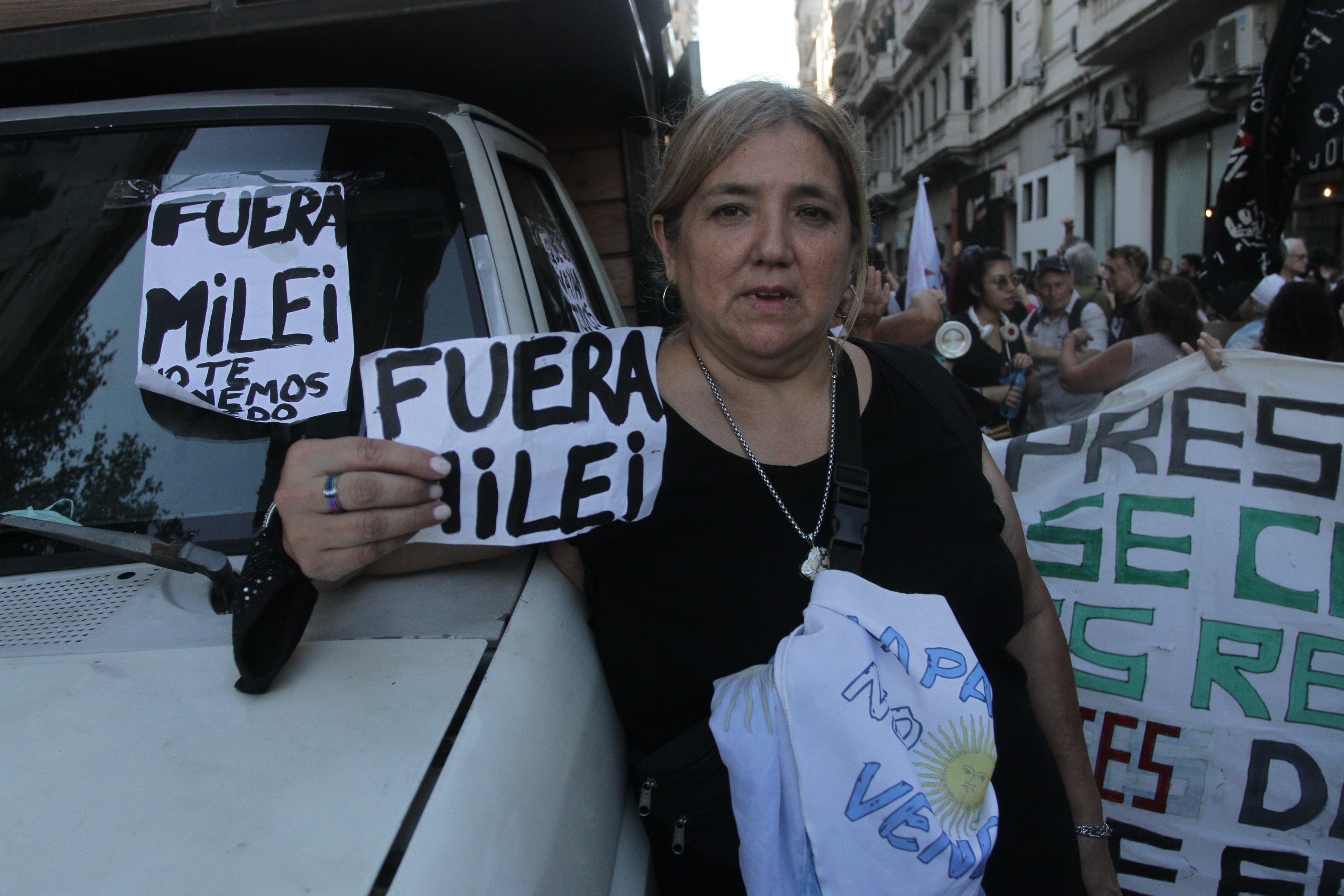 Más pueblo que milicos: masiva movilización frente al Congreso enjaulado