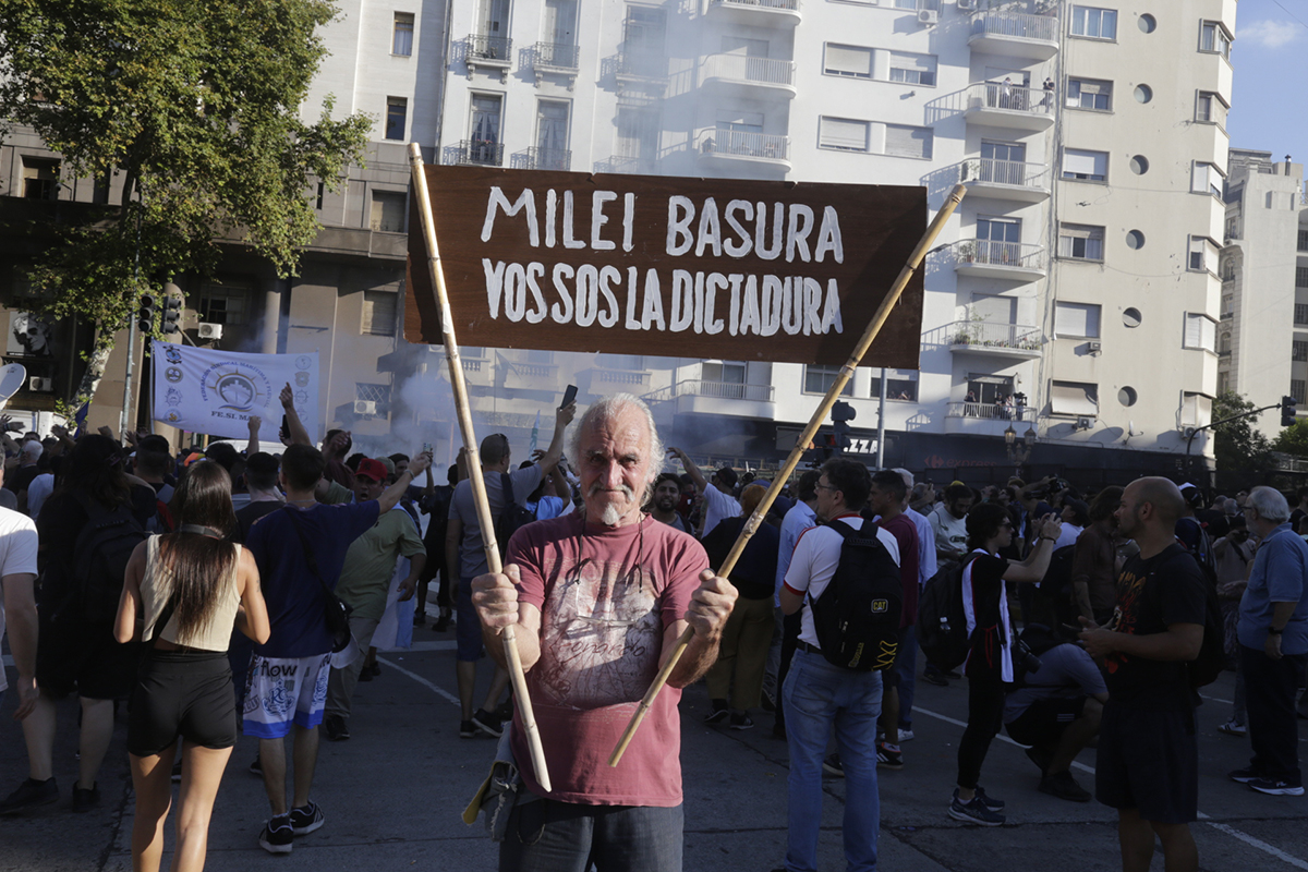 Más pueblo que milicos: masiva movilización frente al Congreso enjaulado