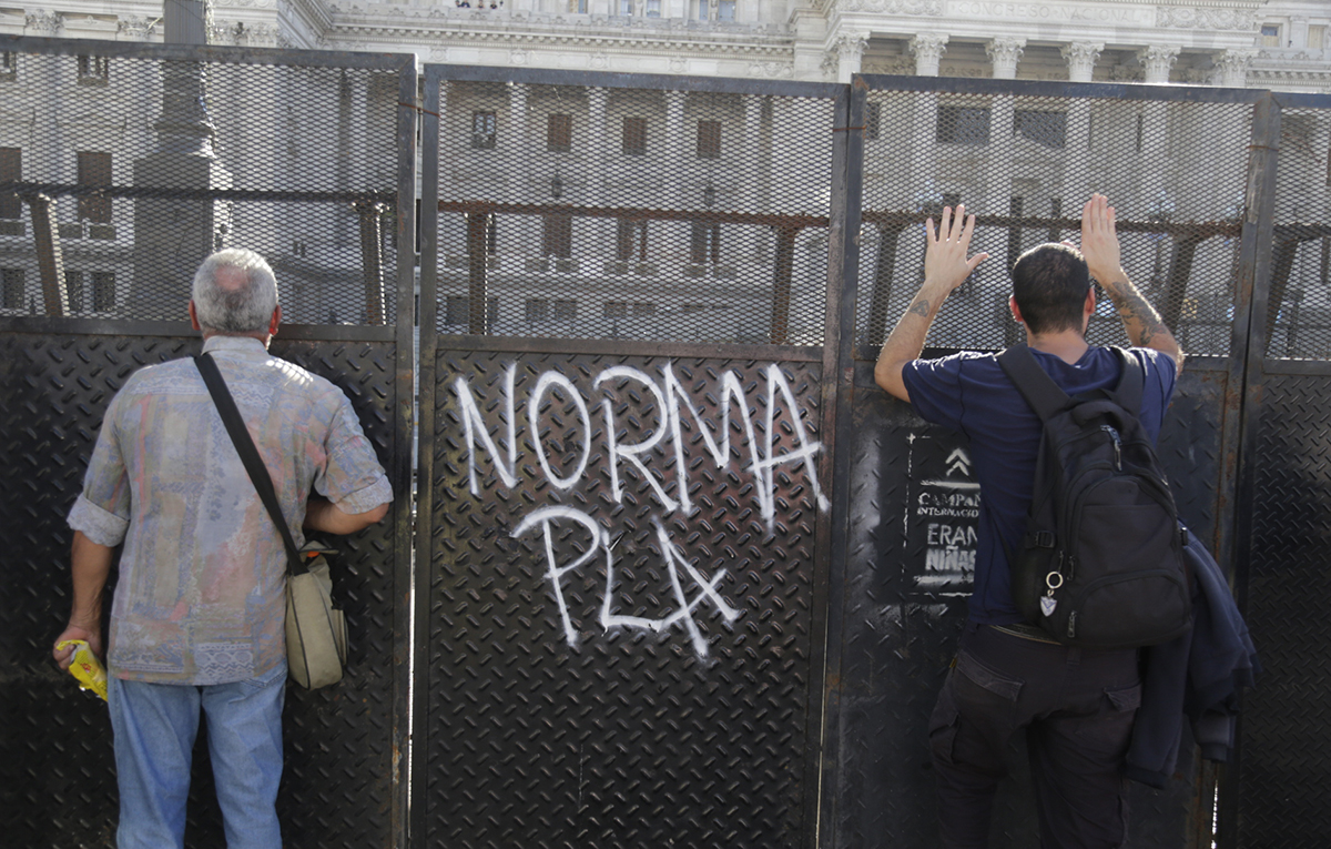 Más pueblo que milicos: masiva movilización frente al Congreso enjaulado