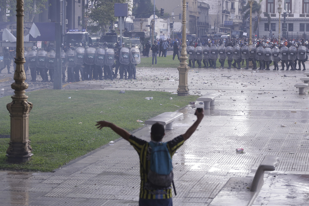 El superclásico represivo de Milei: balas, heridos y cacería contra jubilados e hinchas en Congreso