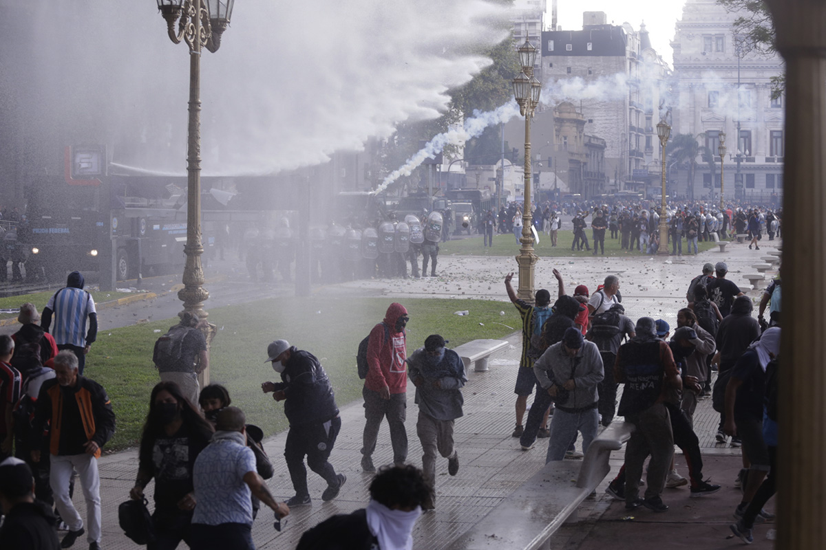 Imágenes de la brutal represión: gases, balas de goma y carros hidrantes