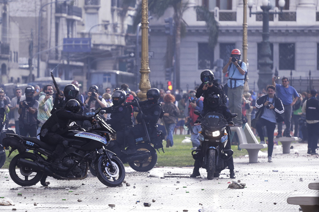 Represión policial, detenciones arbitrarias y cacerolazos en la medianoche porteña