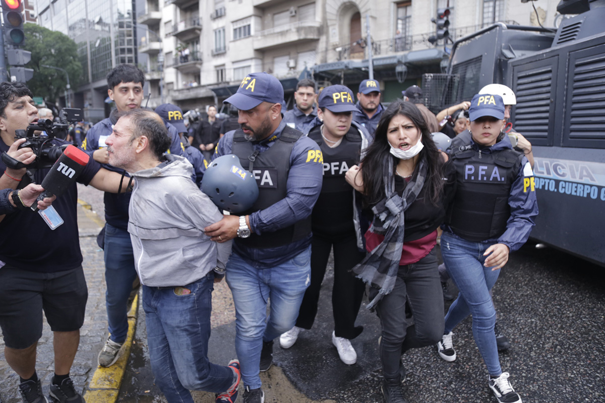 Liberan un centenar de detenidos durante la represión en el Congreso