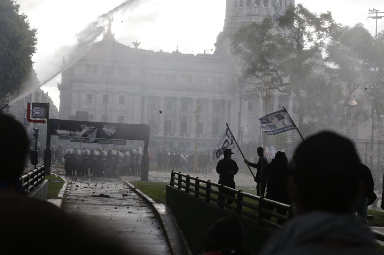 «Feroz, ilegal y premeditado»: Kicillof criticó la represión y llamó a poner un límite urgente al desenfreno autoritario