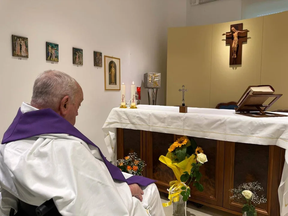 El Vaticano difundió la primera foto del Papa Francisco tras más de un mes de internación