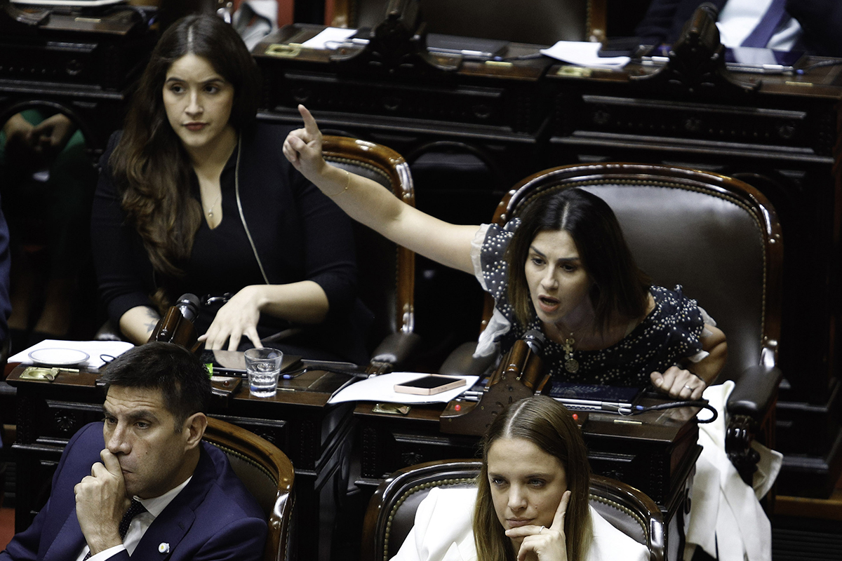 Con el Congreso sitiado, el Gobierno logró el respaldo de Diputados para un acuerdo por DNU con el FMI