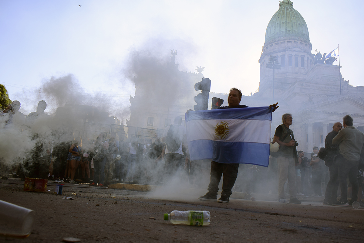 Más pueblo que milicos: masiva movilización frente al Congreso enjaulado