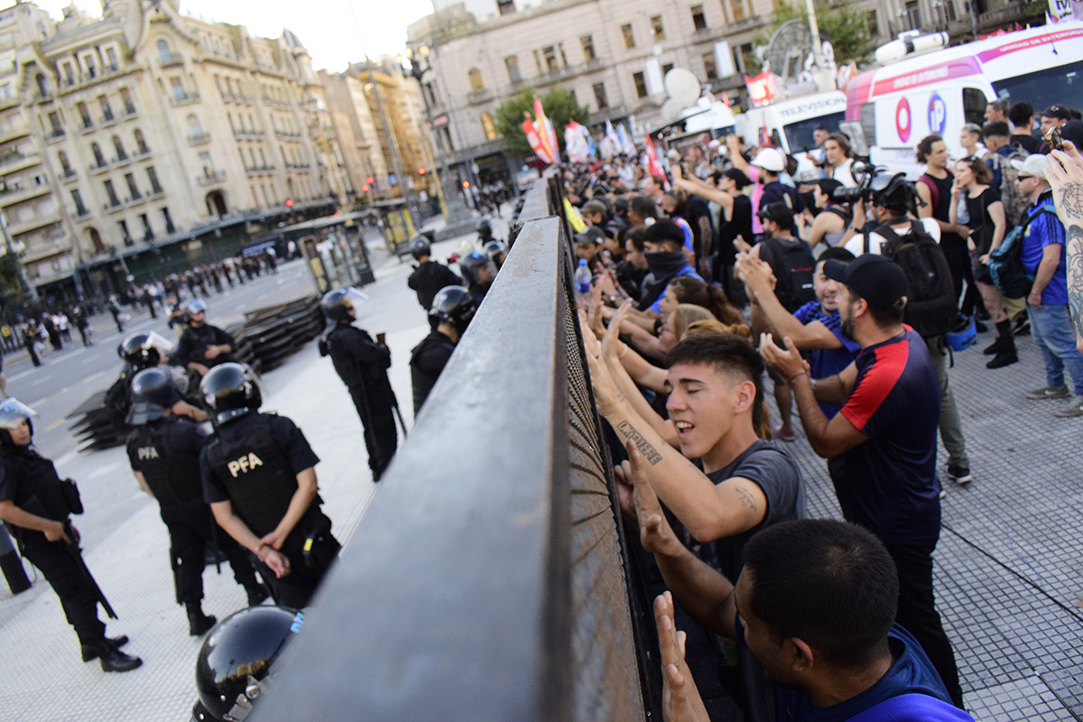 Más pueblo que milicos: masiva movilización frente al Congreso enjaulado