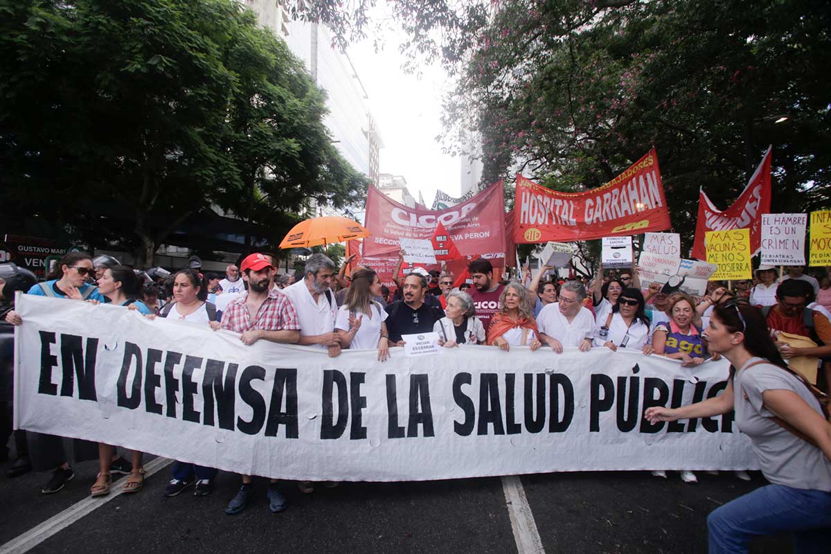 Salud en su momento más crítico: despidos, marchas y el sarampión que crece